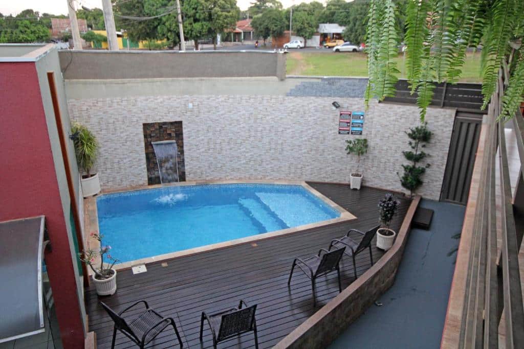piscina e área da Pousada Recanto da Morada uma das opções de pousadas em Olímpia