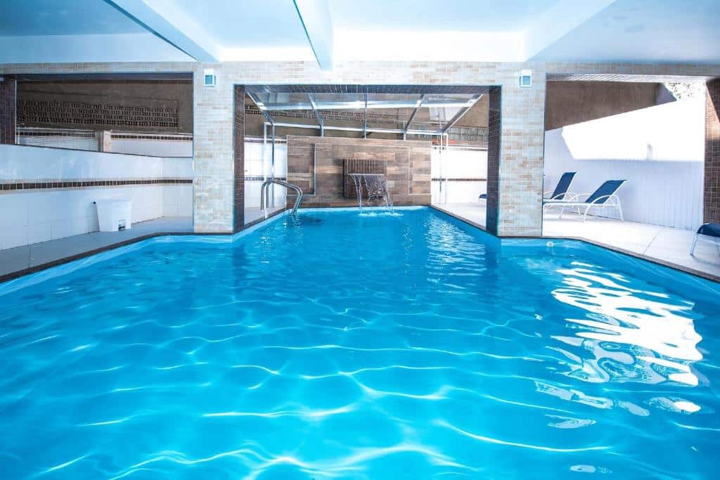 piscina do Presidente Hotel uma das opções de pousadas em Poços de Caldas