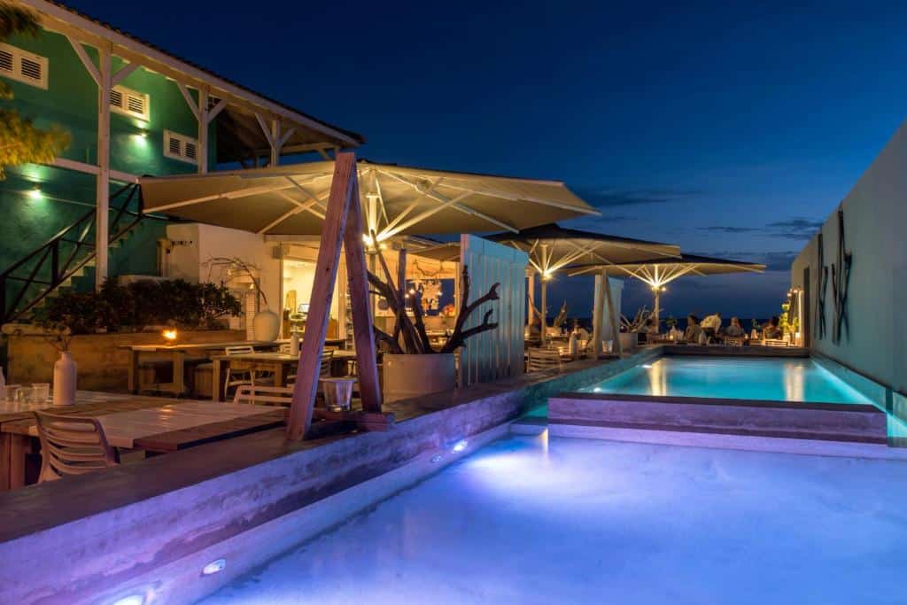 piscina do BijBlauw a noite em Curaçao
