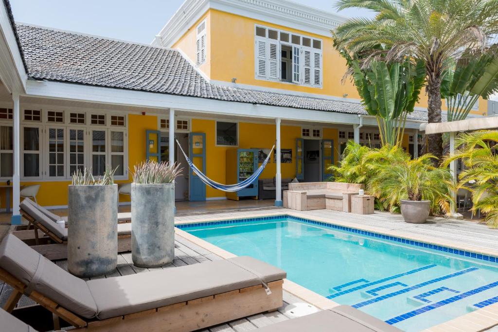 área da piscina com espreguiçadeiras e redes na varanda no Boutique Hotel 't Klooster em Curaçao