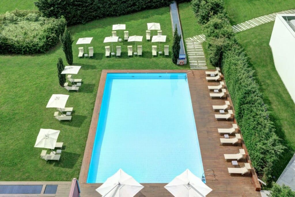 Vista aérea do jardim com piscina do Hilton Garden Inn Venice Mestre, para representar hotéis em Veneza