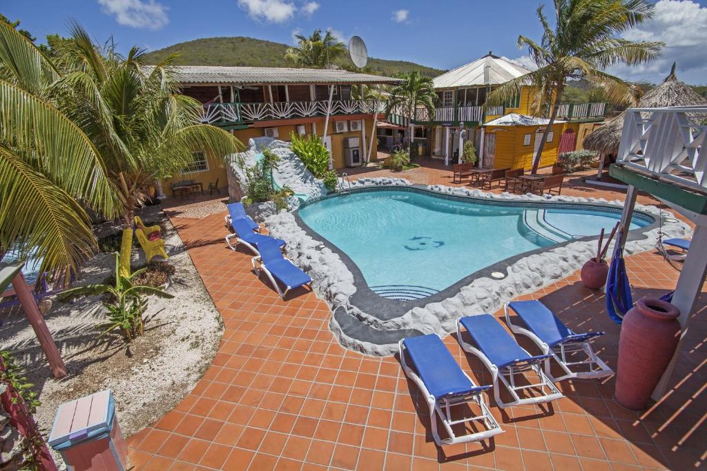 piscina com espreguiçadeiras no hotel Rancho el Sobrino em Curaçao