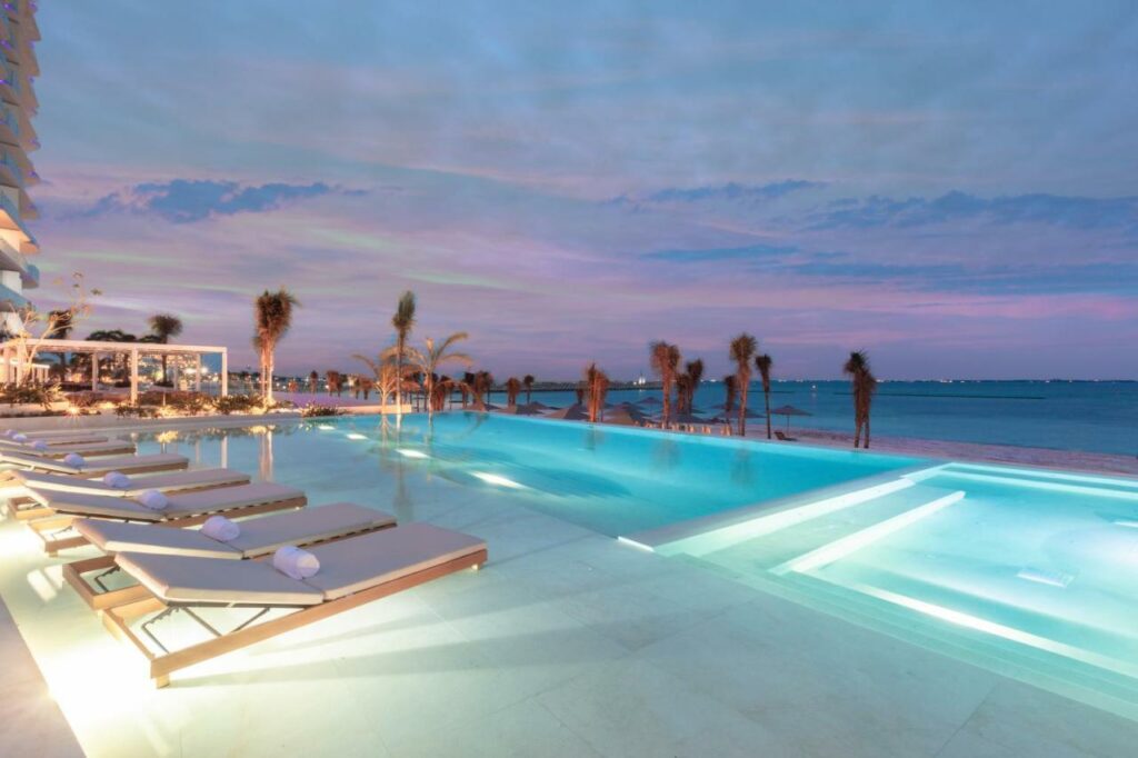 Piscina com borda infinita em direção da praia no SLS Cancun Hotel & Spa