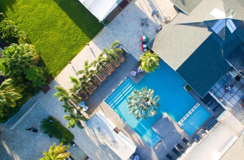 vista aérea da piscina do Trupial Hotel & Casino em Curaçao