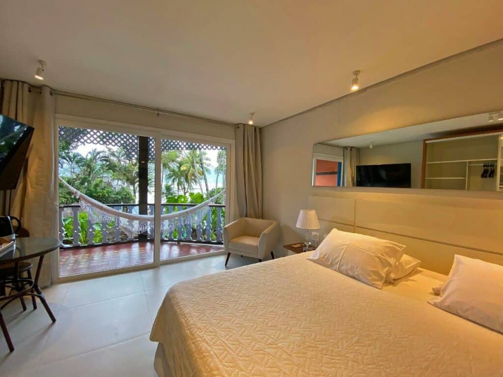 Quarto com cama extragrande no Porto Pacuíba Hotel, em Ilhabela