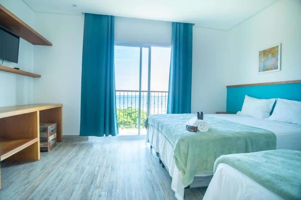 Quarto na Pousada Conca di Mare com uma cama de casal, uma televisão e uma varanda com vista para o mar
