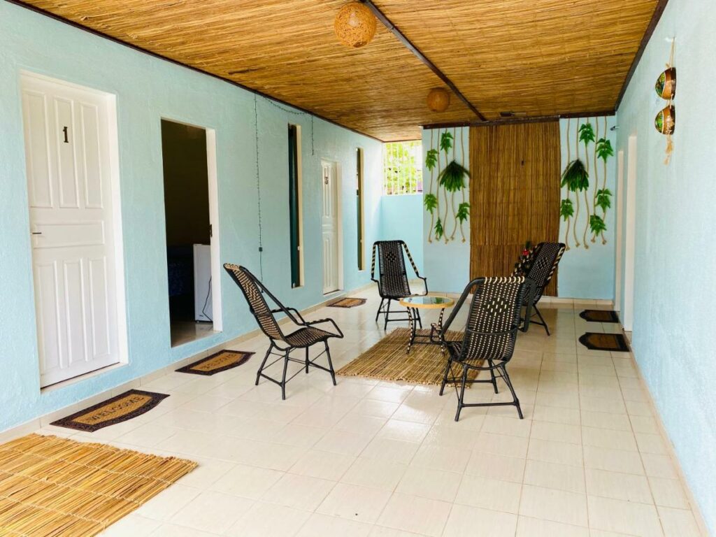 Espaço compartilhado na Pousada Casa do Ivo - Alter do Chão com cadeiras envolta de uma pequena mesa com algumas plantas por perto
