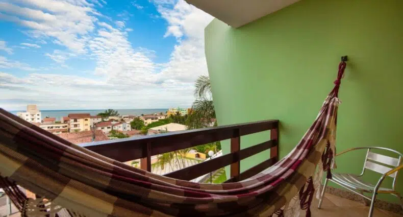Rede de descanso na varanda da Pousada Timoneiro, em Vila Velha