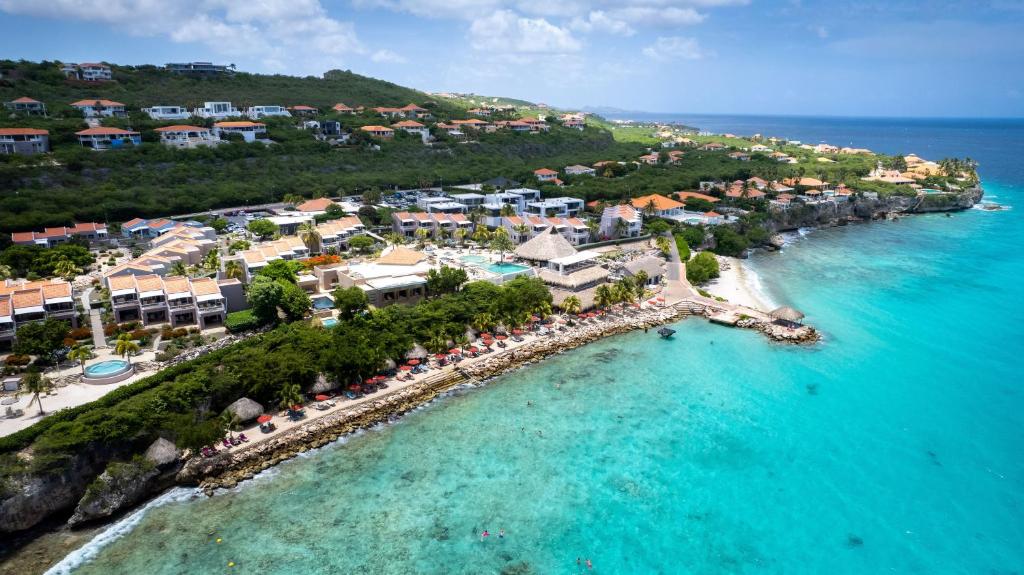 vista aérea da praia em Curaçao com o Coral Estate Luxury Resort à esquerda