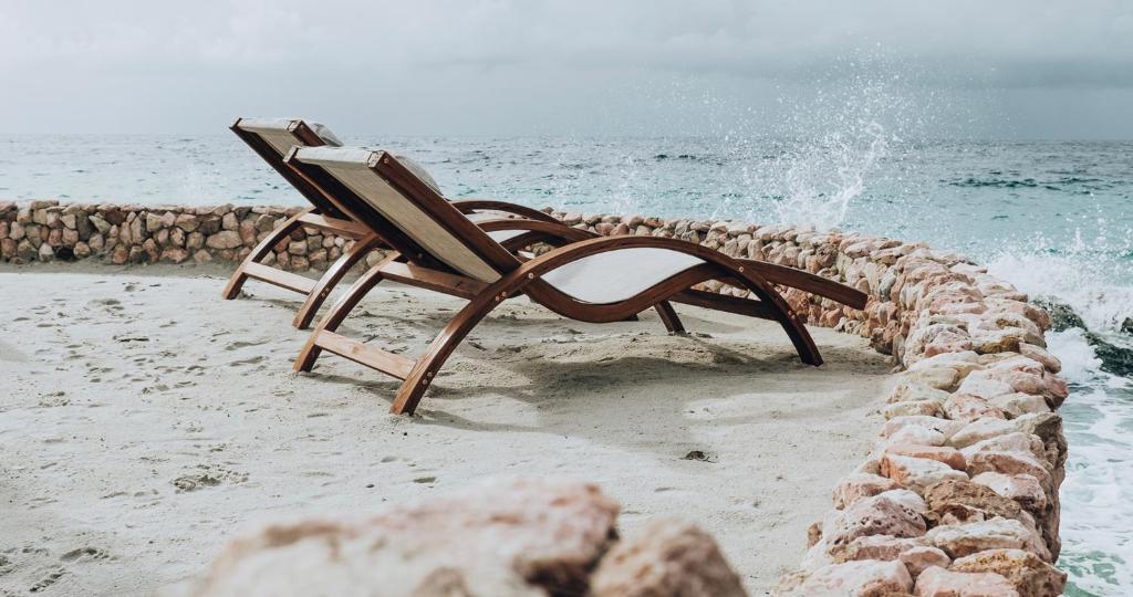 praia em frente ao Terra Boutique Hotel Curaçao com duas cadeiras em frente ao mar