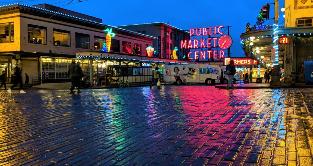 Pike Place Market em Seattle nos Estados Unidos, letreiro luminoso com comércios em volta, para representar seguro viagem Seattle.
