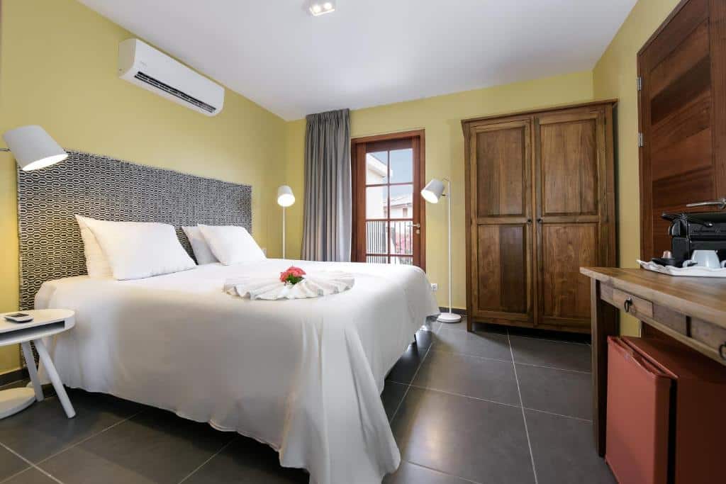 quarto com uma cama de casal no Livingstone Jan Thiel Resort