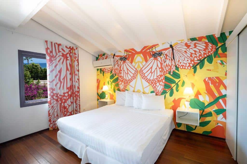 suíte com uma cama de casal do Papagayo Beach Resort