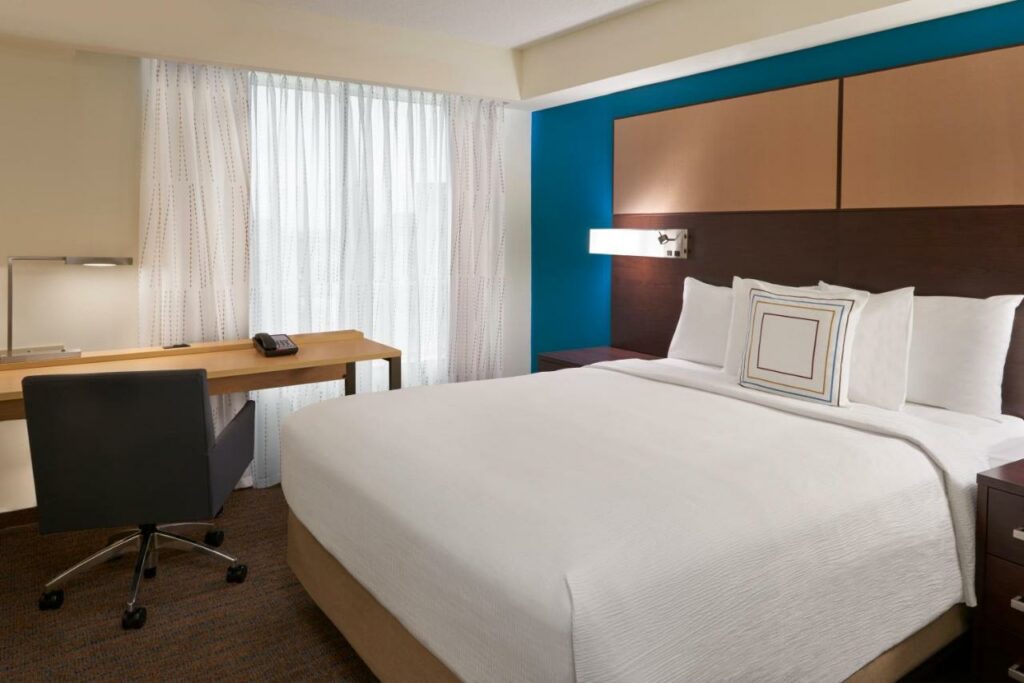 Quarto no Residence Inn by Marriott Toronto Airport com cama de casal, mesa de escritório, janela e uma cadeira giratória, para representar hotéis em Toronto