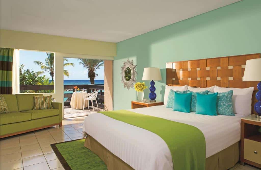 quarto de casal com varanda particular e vista do mar no Sunscape Curacao Resort Spa & Casino