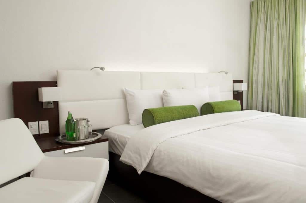 quarto com cama de casal no Trupial Hotel & Casino
