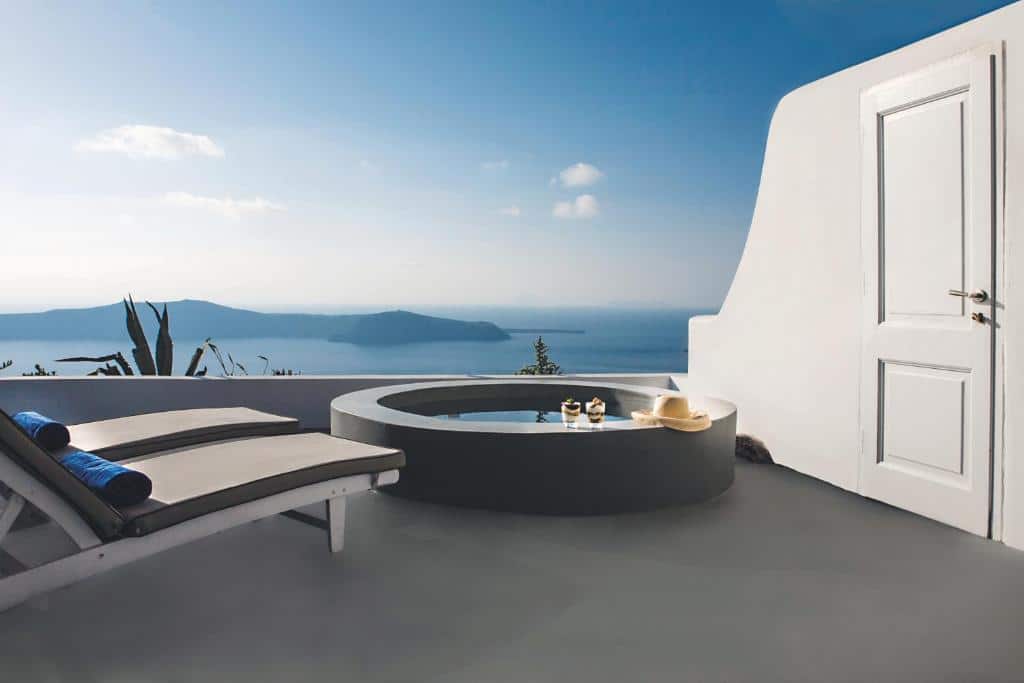 Varanda com hidro do Remezzo Villas, um dos hotéis em Santorini