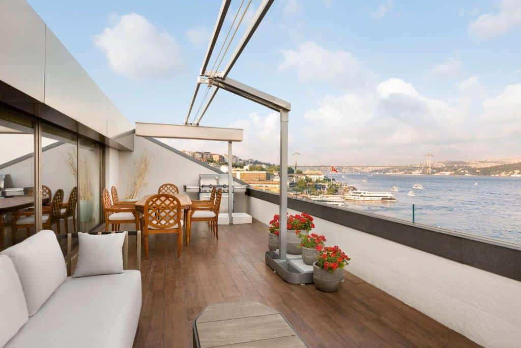 sacada com sofá e vista do mar do Shangri-La Bosphorus uma opção de hotel em Istambul
