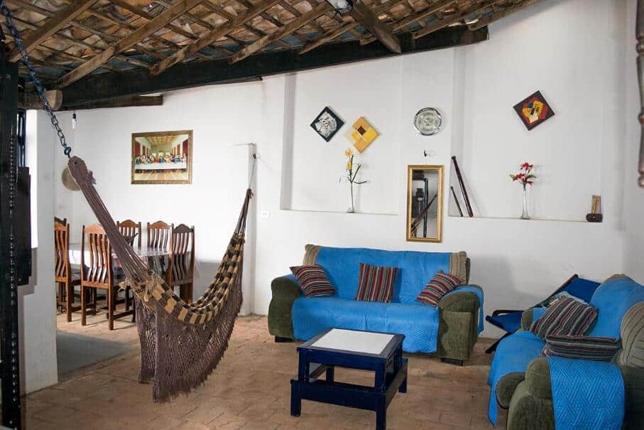 sala com sofá, mesa e rede da Casa Colonial no Centro na Chapada das Mesas