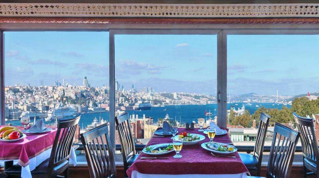 café com vista do mar no Golden Horn Hotel uma das opções de hotéis em Istambul