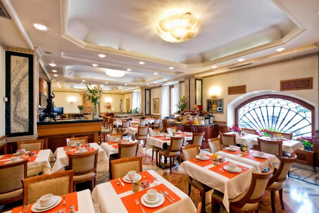 sala de refeições do Hotel Giolli Nazionale uma das opções de hotéis em Roma