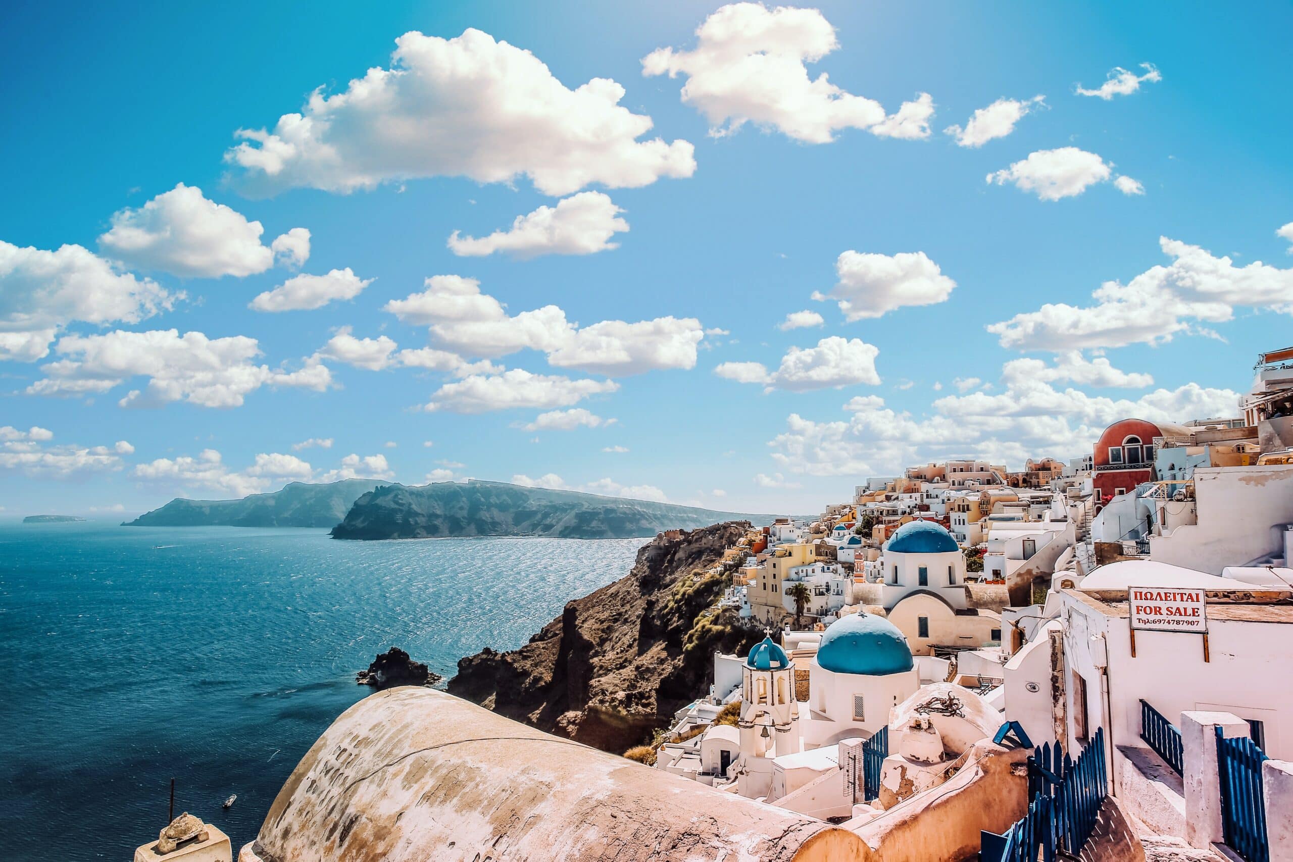 Vista de casas e mar de Santorini