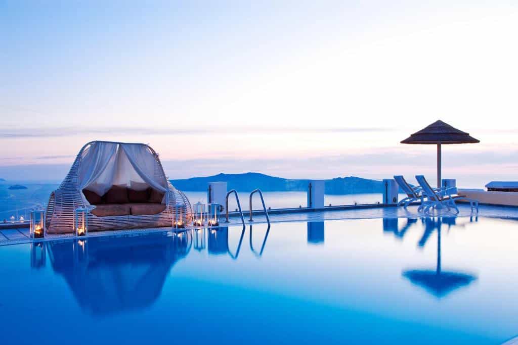 Piscina e vista do mar do Santorini Princess Spa Hotel