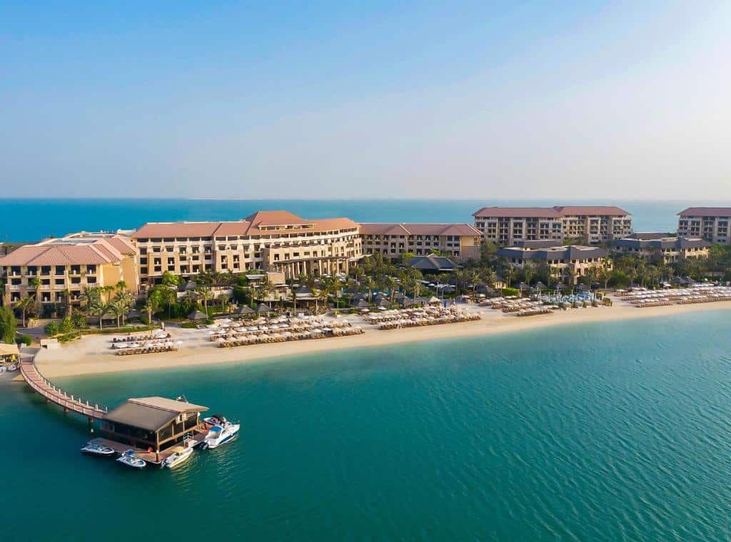 Prédios do Sofitel Dubai The Palm Resort & Spa, um dos hotéis em Dubai beira-mar