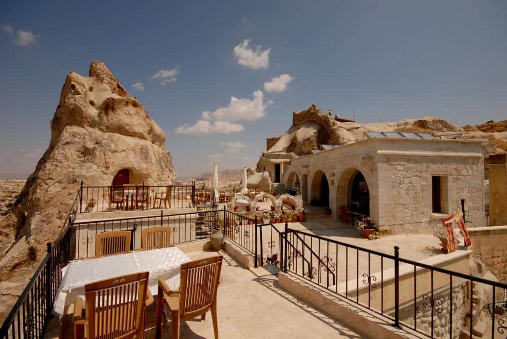 terraço com vista do Arif Cave Hotel uma das opções de hotéis na Capadócia