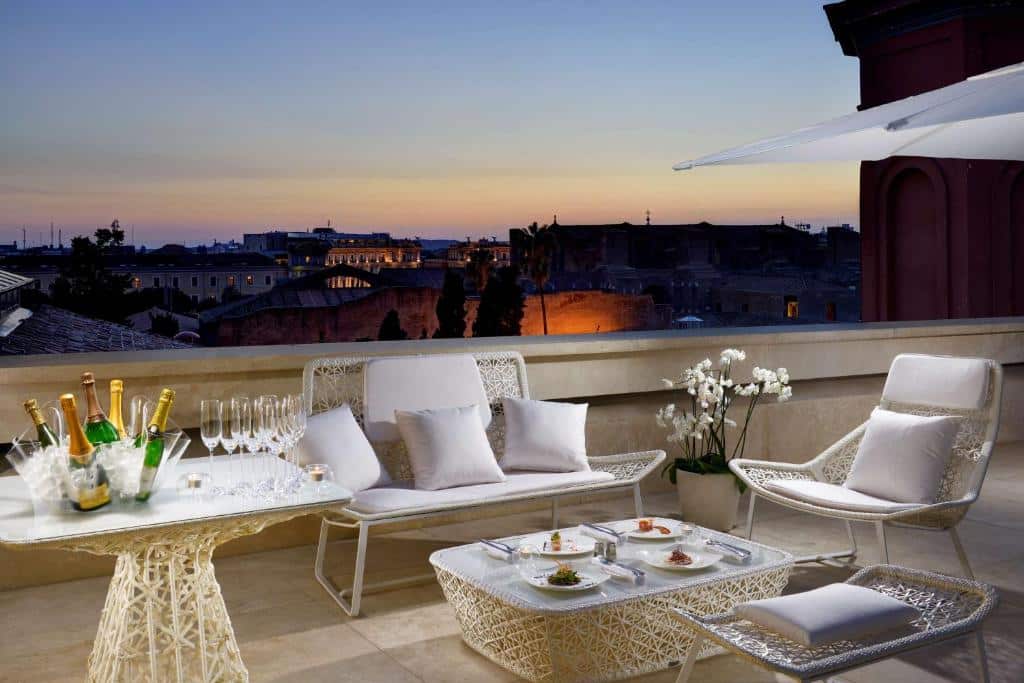 terraço com vista do Palazzo Montemartini Rome, A Radisson Collection Hotel uma das opções de hotéis em Roma