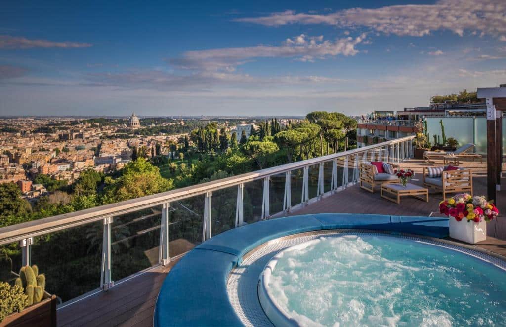 terraço do Rome Cavalieri, A Waldorf Astoria Hotel com hidro e cadeiras com vista da cidade
