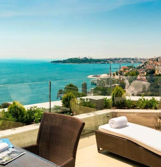 terraço do Swissotel The Bosphorus Istanbul com vista do Estreito de Bósforo em Istambul