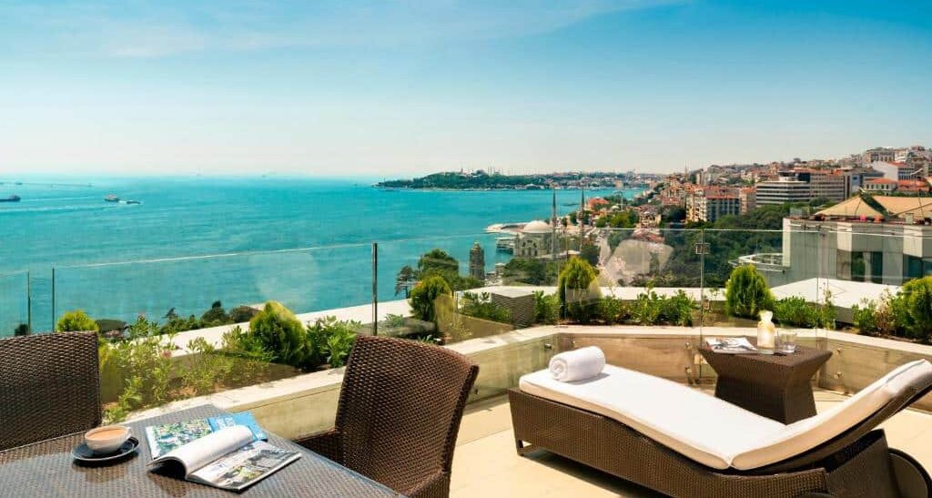 terraço do Swissotel The Bosphorus Istanbul com vista do Estreito de Bósforo em Istambul
