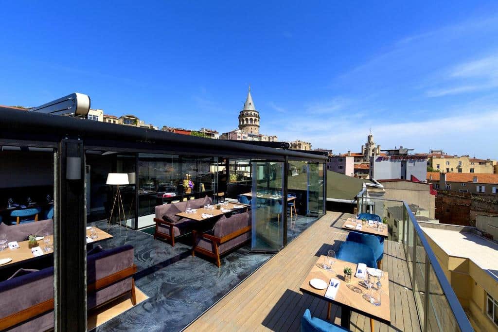 terraço com mesas noWalton Hotels Galata uma das opções de hotéis em Istambul