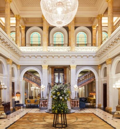 Hall do The Clermont London, Victoria com arquitetura clássica e cheia de luxo