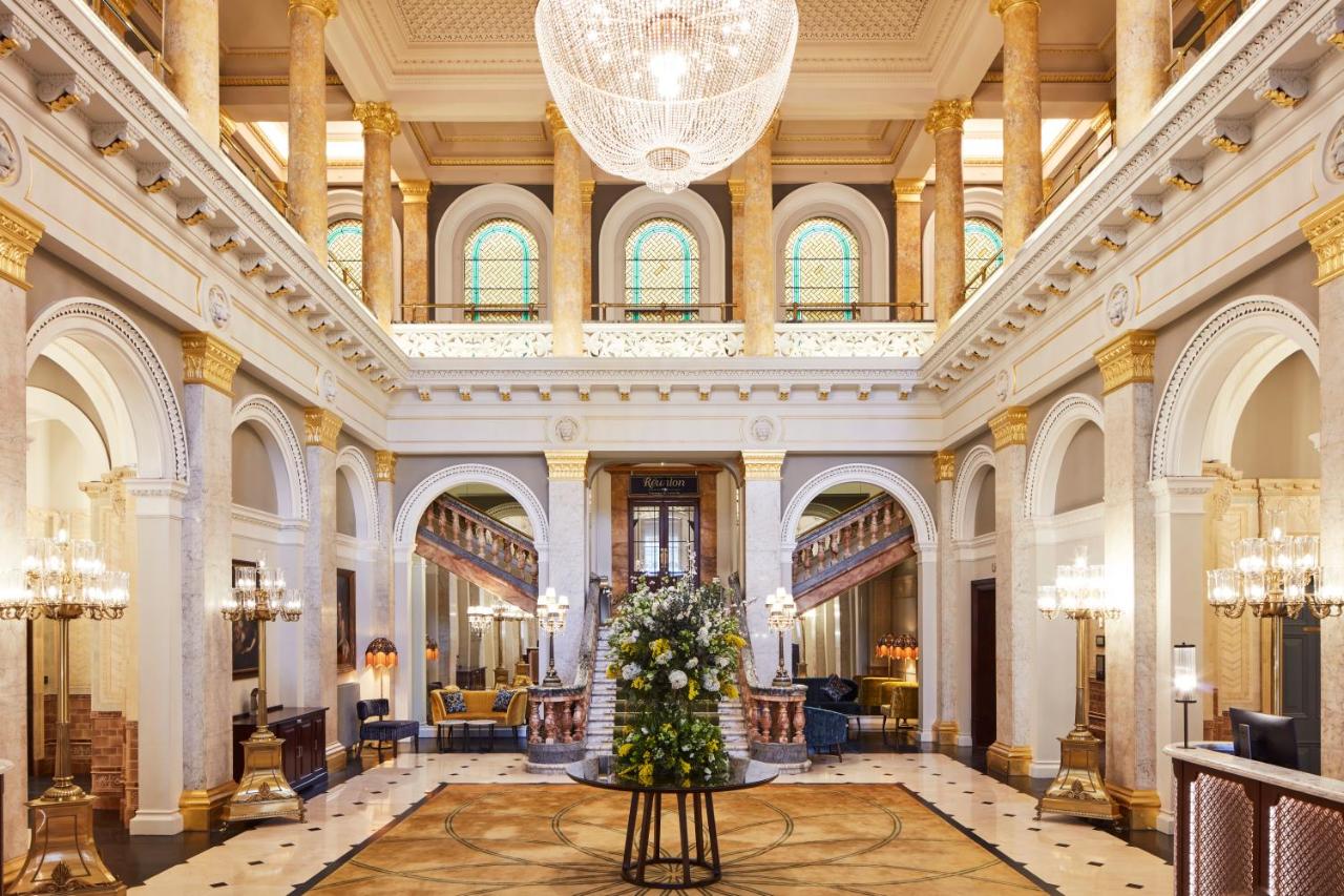 Hall do The Clermont London, Victoria com arquitetura clássica e cheia de luxo