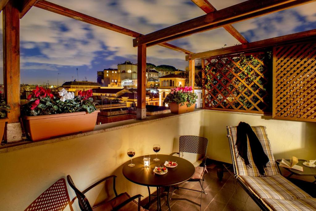 terraço do Best Western Plus Hotel Spring House com vista da cidade, mesa com cadeiras e espreguiçadeiras com plantinhas
