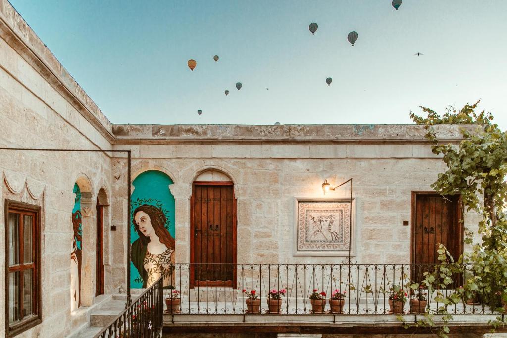 varanda com balões atrás no Henna Hotel uma das opções de hotéis na Capadócia
