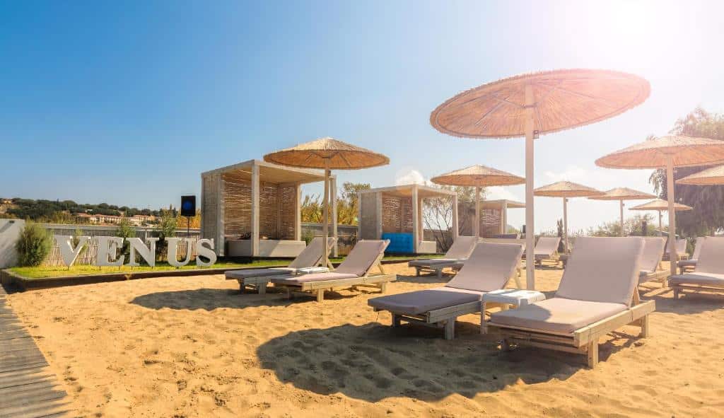 Espreguiçadeiras na areia da praia privativa do Venus Resort