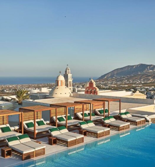 vista da piscina e áisagem de santorini no hotel Katikies Garden Santorini