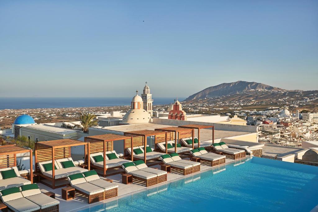 vista da piscina e áisagem de santorini no hotel Katikies Garden Santorini