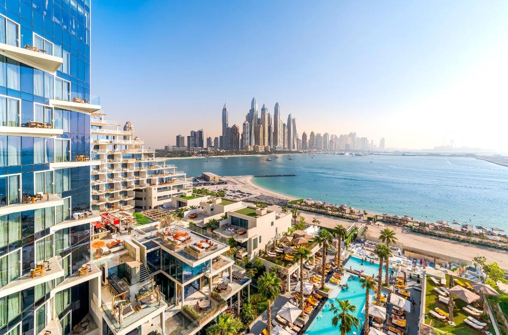 Vista do Five Palm Jumeirah Dubai, com piscina, parte de algumas acomodações e área beira-mar