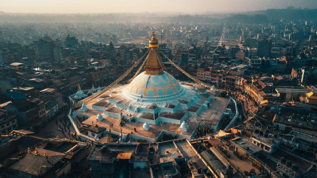 Vista aérea de prédios e um sítio budista na capital do Nepal para ilustrar o post seguro viagem Nepal. - Foto: Raimond Klavins via Unsplash