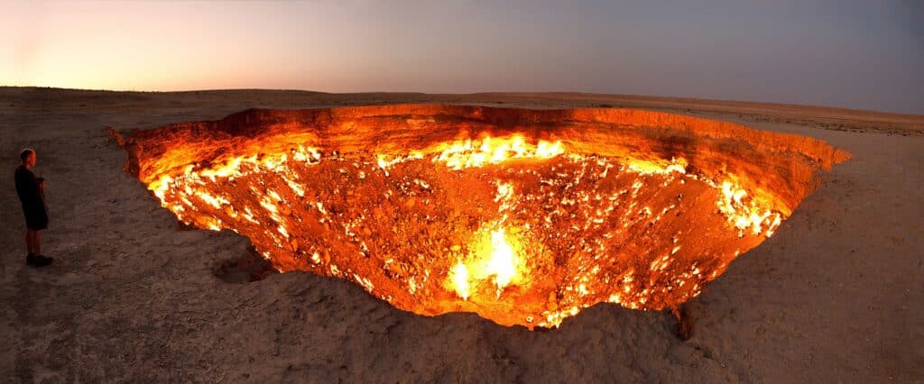 cratera pegando fogo bem incandescente no meio do deserto que pode ser visitado com o seguro viagem Turcomenistão
