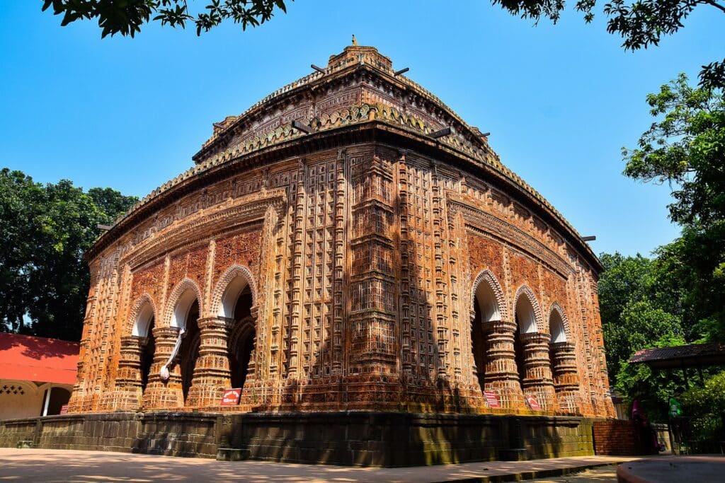 vista do Templo de Kantajew em formato quadrado com decoração muita rebuscada em Bangladesh