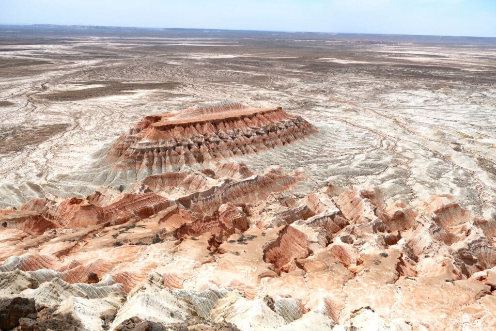 vista do Yangykala Canyon no deserto com estruturas em pedra e areia no Turcomenistão