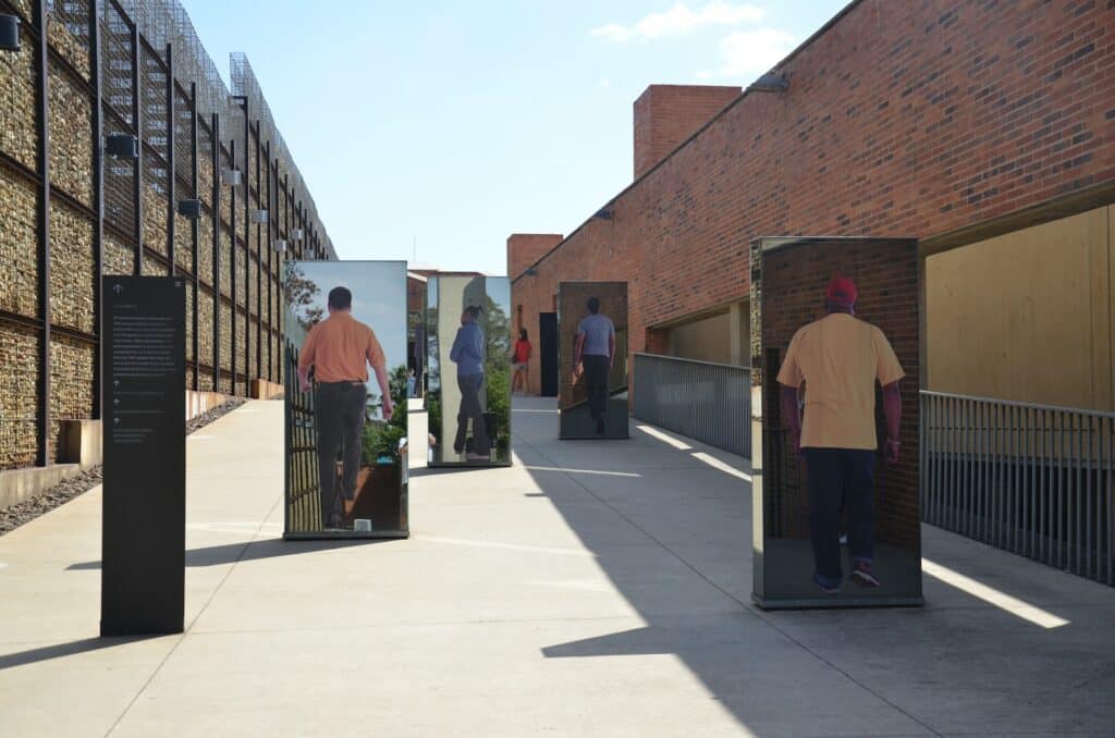 Placas com pinturas de pessoas de costas caminhando para ilustrar o post seguro viagem Johanesburgo. - Foto: Michael Schofield via Unsplash