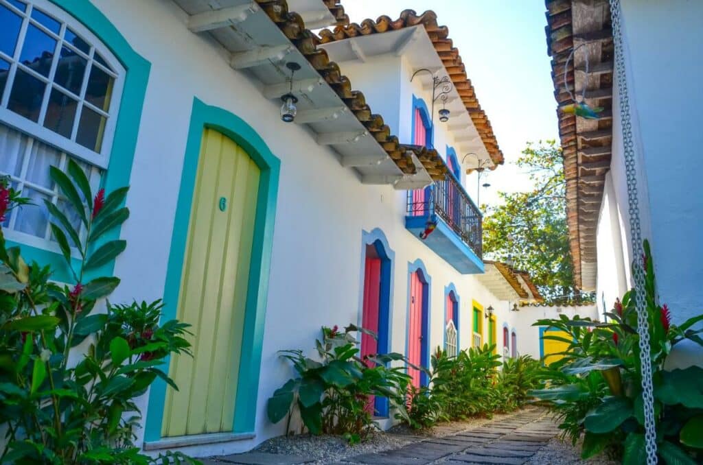 Propriedade da Pousada Vila do Porto com casinhas brancas, portas e janelas coloridas