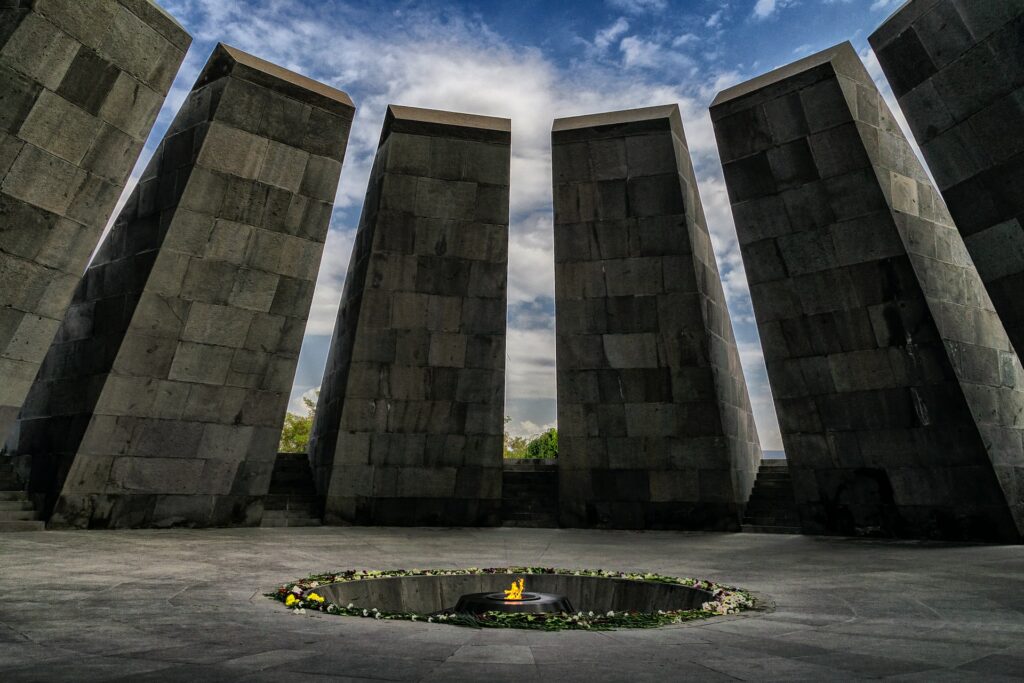 foto da parte de dentro do armenian genocide memorial
