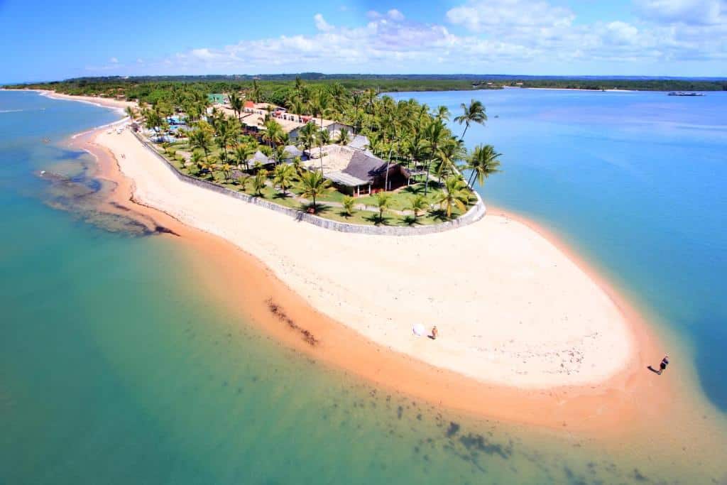 Costeira do mar, onde fica localizado o Arraial D'ajuda Eco Resort, com praia privativa e bastante vegetação